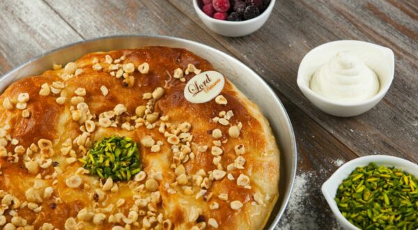 فطيره كريمه و عسل نحل و بندق