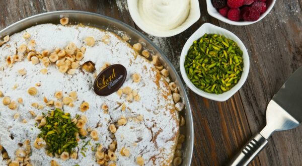 فطيره كريمه و سكر و بندق